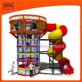 Patio de juegos de atracciones con una torre de araña para niños